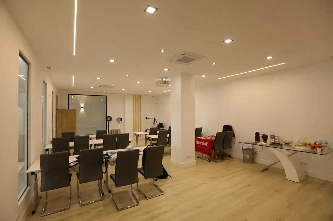 The seminar room set up for theory sessions