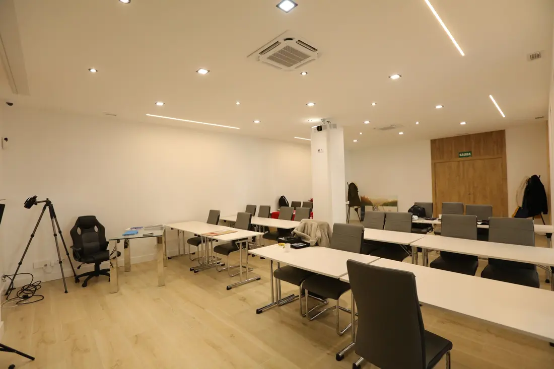 The lecture room of the centre, seen from the door