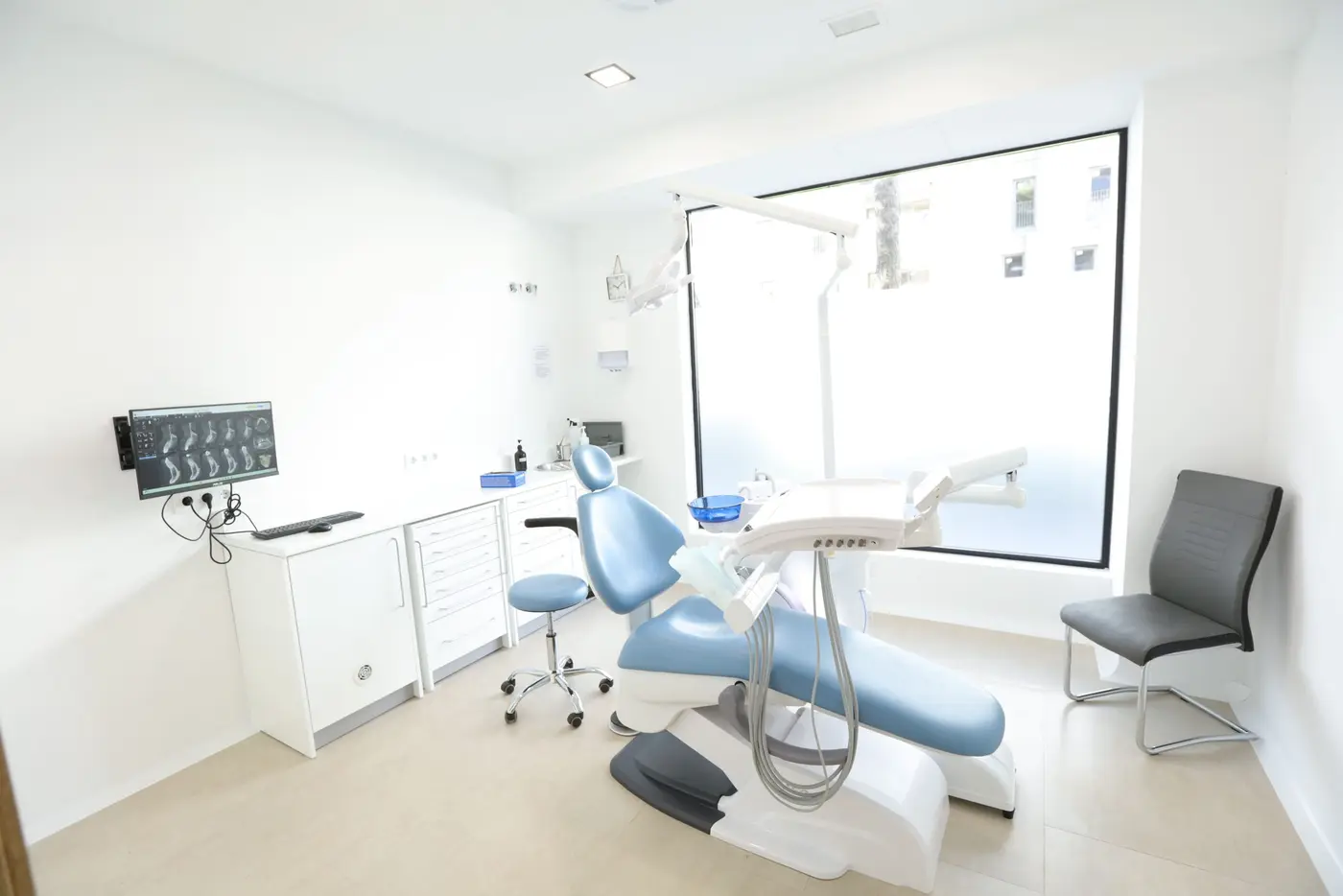 An operatory at the centre, with the dental chair and the imaging screen